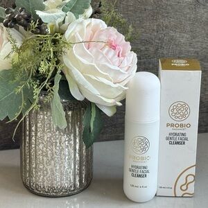 Hydrating Gentle Facial Cleanser - White